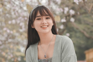 Nữ bác sĩ 9X xinh đẹp thả hồn lãng mạn với hoa ban tháng 3