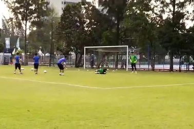 Thủ môn Bùi Tiến Dũng trổ tài trên sân tập