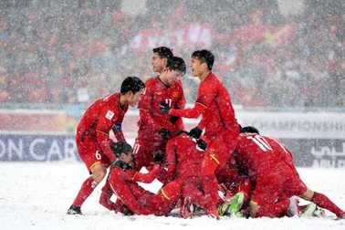 “Tại sao phải cúi đầu?”