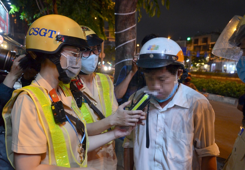 Nữ CSGT đo nồng độ cồn trên “phố nhậu” ở Sài Gòn - 5 Nữ CSGT đo nồng độ cồn trên “phố nhậu” ở Sài Gòn - 5