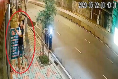 Clip nam thanh niên cầm hung khí đập phá cửa hàng ở TPHCM