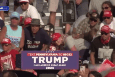 Hành động kỳ lạ của người phụ nữ ngồi sau ông Trump trong vụ ám sát hụt