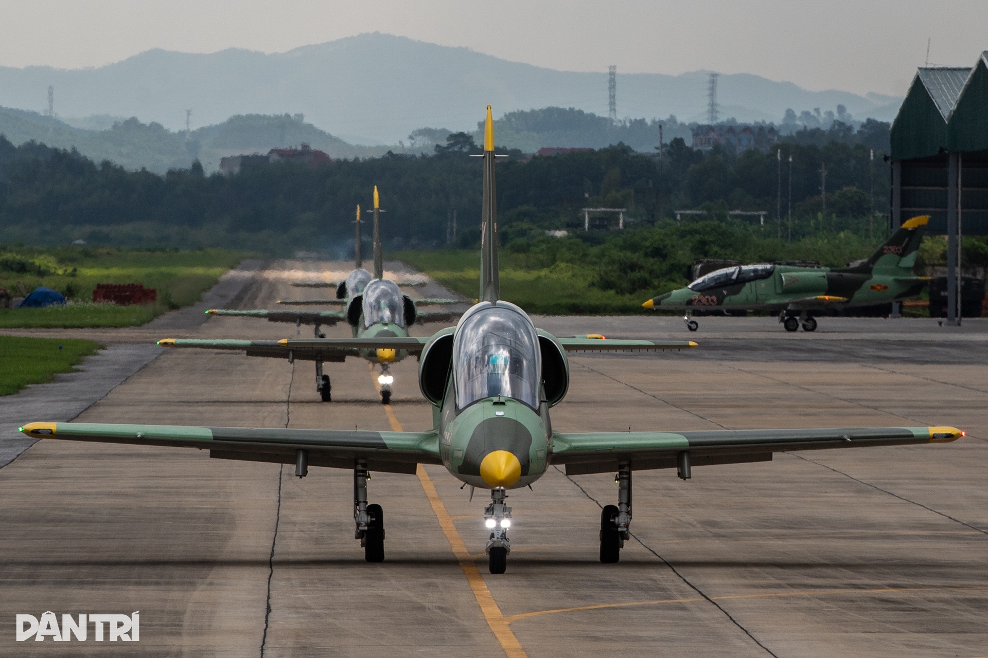 Khoảnh khắc SU-30MK2 xé gió, khí tụ kín lưng cánh như khoác mây trắng - 13 Khoảnh khắc SU-30MK2 xé gió, khí tụ kín lưng cánh như khoác mây trắng - 13