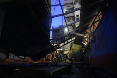 Tôn bay, kính vỡ tơi tả do bão Kalmaegi càn quét