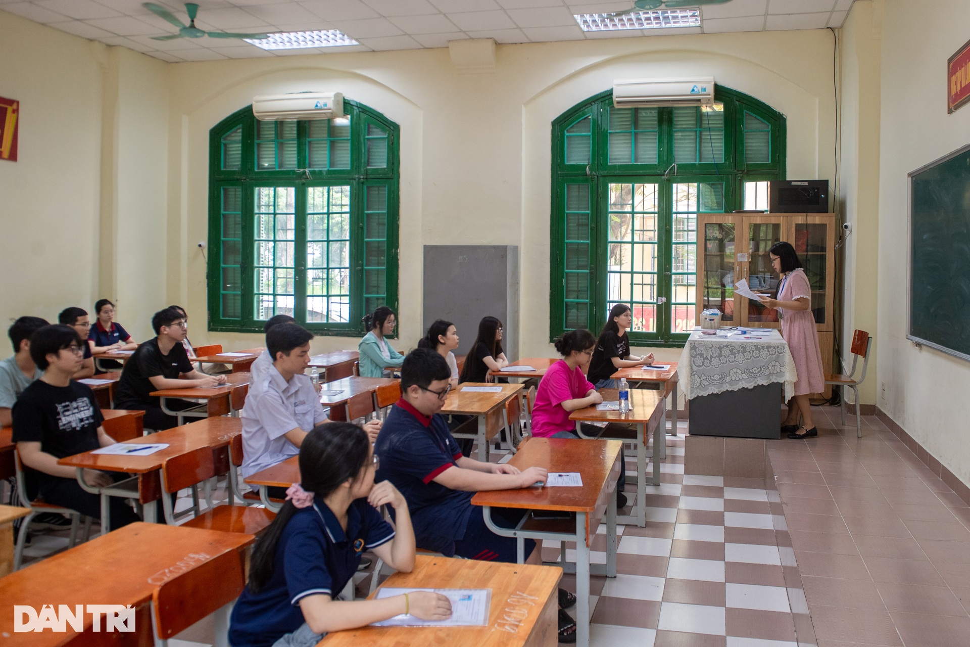 Hơn 100.000 sĩ tử Hà Nội làm thủ tục, chuẩn bị cho kỳ thi vào lớp 10 - 4 Hơn 100.000 sĩ tử Hà Nội làm thủ tục, chuẩn bị cho kỳ thi vào lớp 10 - 4