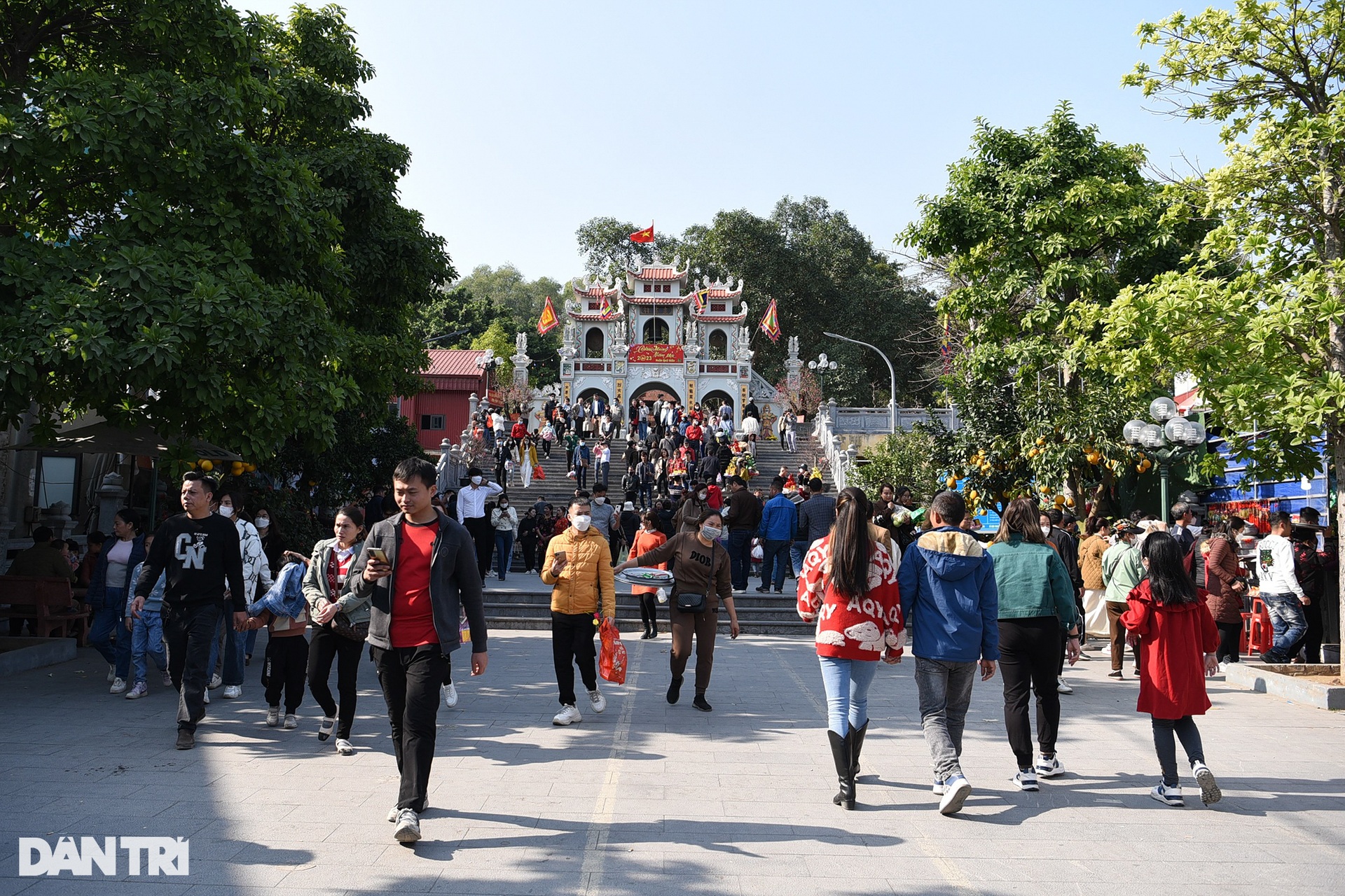 Nườm nượp người dâng vàng xin lộc, vay tiền Bà Chúa Kho đầu năm - 1 Nườm nượp người dâng vàng xin lộc, vay tiền Bà Chúa Kho đầu năm - 1