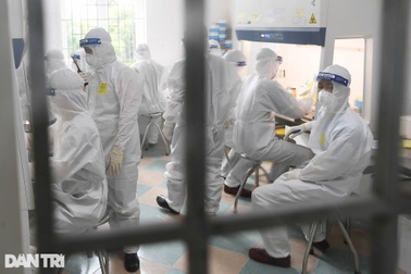 Cận cảnh khu xét nghiệm lớn nhất Việt Nam, cao điểm xử lý 20.000 mẫu/ngày