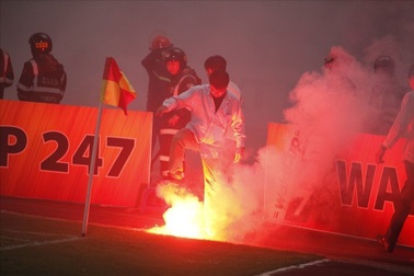 Cổ động viên đốt pháo sáng vì mục đích gì?