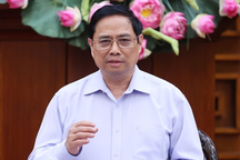 Thủ tướng: Bảo đảm đủ thuốc và nhân lực y tế