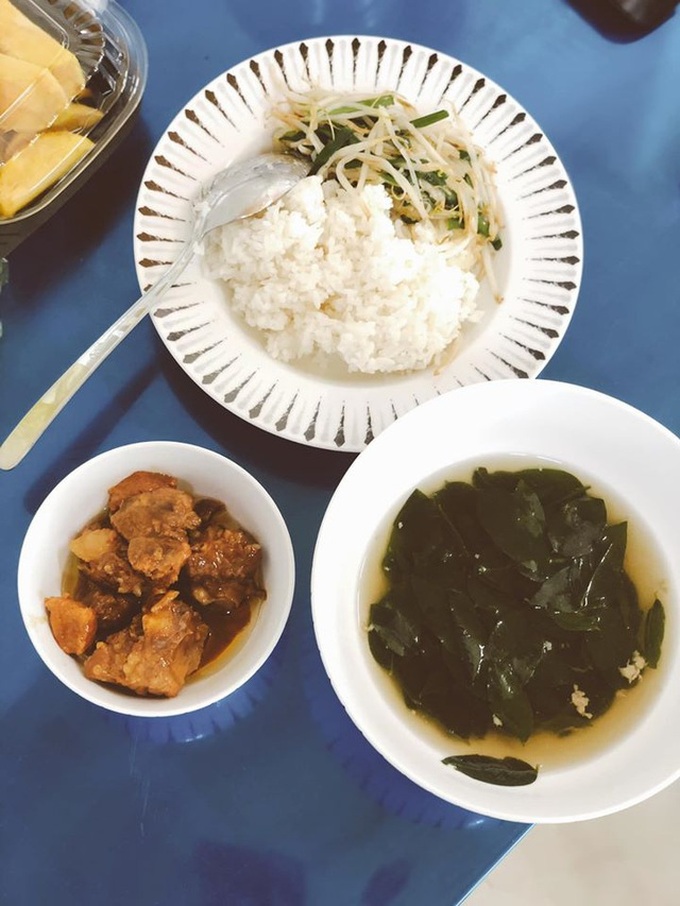 Những suất cơm nhìn là muốn ăn trong các khu cách ly Covid-19 tại Việt Nam: Ngon hơn cả cơm nhà, hội tụ đủ tinh hoa ẩm thực! - Ảnh 4. Những suất cơm nhìn là muốn ăn trong các khu cách ly Covid-19 tại Việt Nam: Ngon hơn cả cơm nhà, hội tụ đủ tinh hoa ẩm thực! - Ảnh 4.