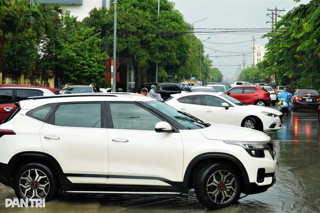 Mưa trắng trời ở Hà Tĩnh, Quảng Trị, giao thông hỗn loạn trên đường ngập - 2 Mưa trắng trời ở Hà Tĩnh, Quảng Trị, giao thông hỗn loạn trên đường ngập - 2