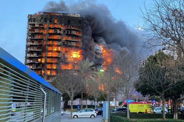 Lửa nhấn chìm 2 tòa chung cư ở Tây Ban Nha, nhiều người mất tích