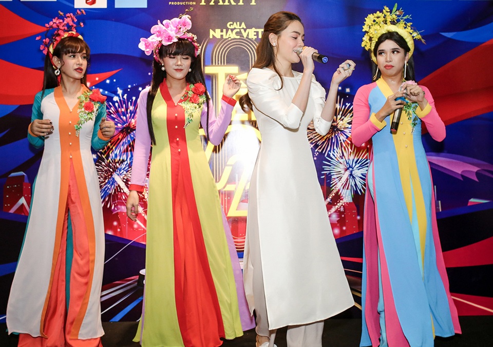 Hồ Ngọc Hà ngại ngùng khi hát lô tô cùng đoàn nghệ sĩ chuyên nghiệp - 6 Hồ Ngọc Hà ngại ngùng khi hát lô tô cùng đoàn nghệ sĩ chuyên nghiệp - 6