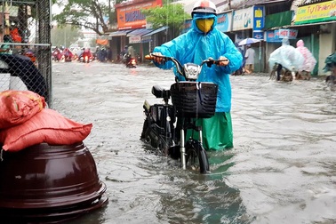 Sau trận mưa, cả phố biến thành sông