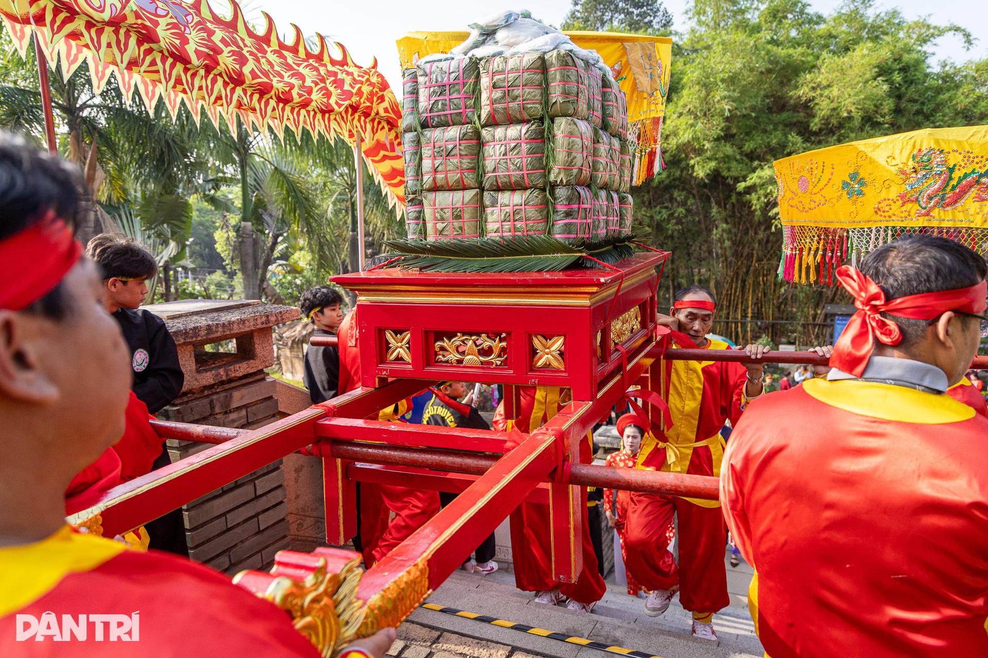 Hàng nghìn người đổ về đền tưởng niệm các Vua Hùng ở TPHCM dâng hương - 4