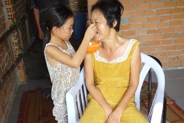 Bé 8 tuổi chăm mẹ liệt, cha khờ bị hở van tim