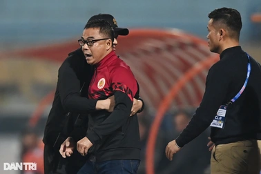 HLV Trần Tiến Đại bị đề nghị phạt nguội vì xô xát trọng tài