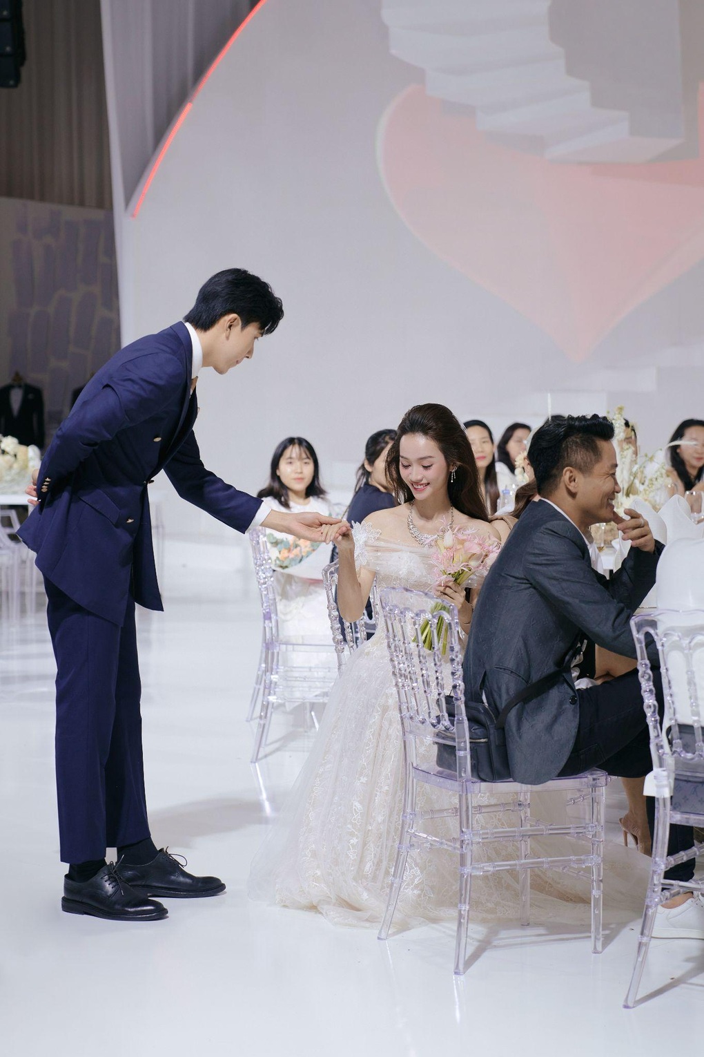 Á hậu Hương Ly mặc váy cô dâu, tổ chức đám cưới trên sàn diễn thời trang - 5 Á hậu Hương Ly mặc váy cô dâu, tổ chức đám cưới trên sàn diễn thời trang - 5