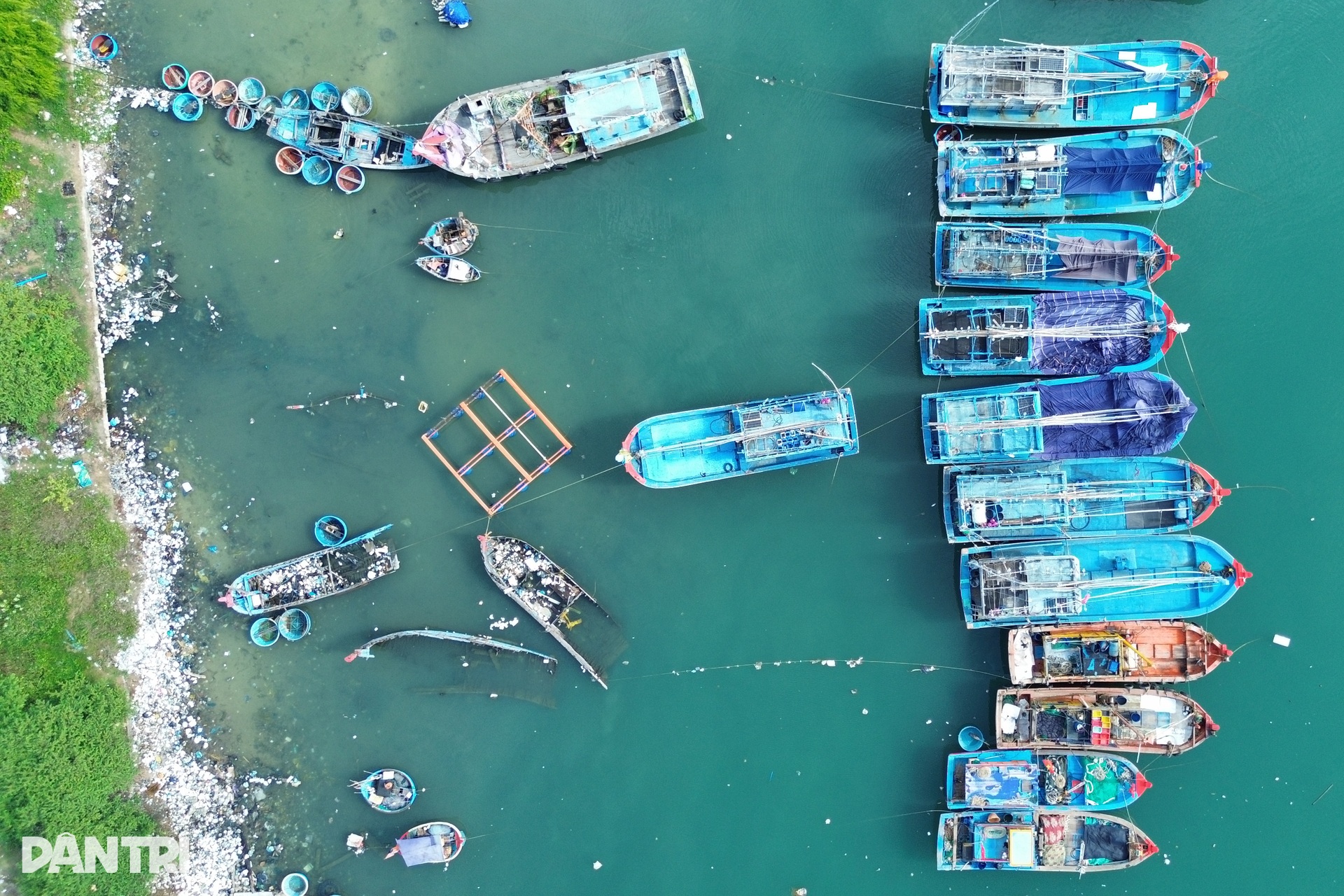 Ẩn họa khôn lường từ nghĩa địa tàu cá lớn nhất miền Trung - 9 Ẩn họa khôn lường từ nghĩa địa tàu cá lớn nhất miền Trung - 9