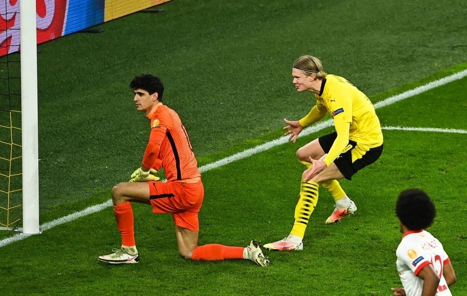 6 phút náo loạn ở trận cầu giữa Dortmund và Sevilla - 9 6 phút náo loạn ở trận cầu giữa Dortmund và Sevilla - 9