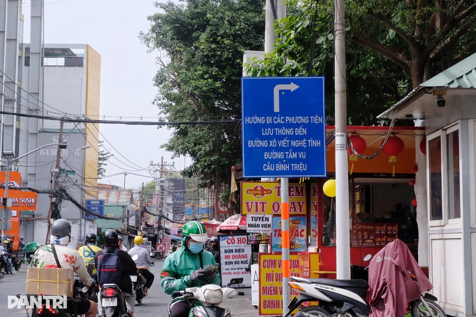 Người dân ở TPHCM làm bảng chỉ dẫn chặt hẻm, né tắc đường giờ cao điểm - 4 Người dân ở TPHCM làm bảng chỉ dẫn chặt hẻm, né tắc đường giờ cao điểm - 4