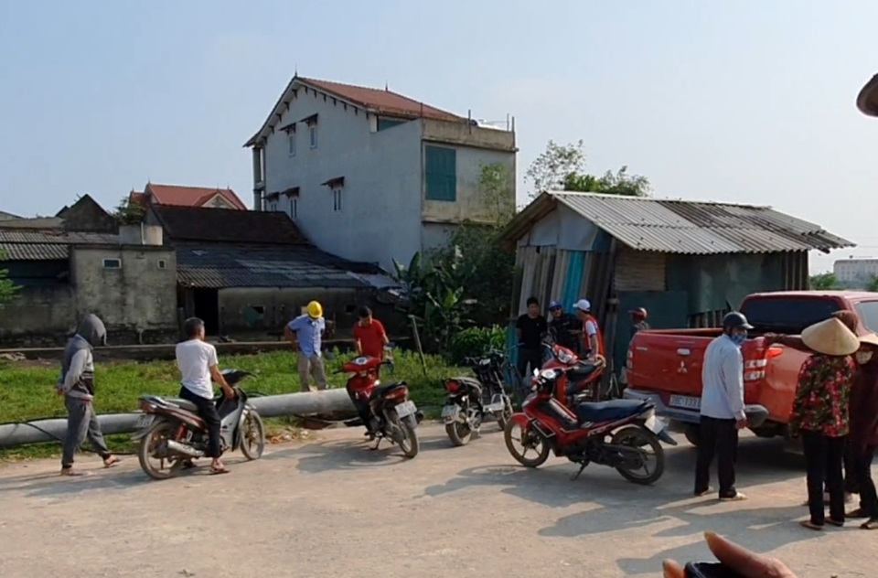 Vụ cột điện đè công nhân tử vong: Công trình kém chất lượng? - 2 Vụ cột điện đè công nhân tử vong: Công trình kém chất lượng? - 2