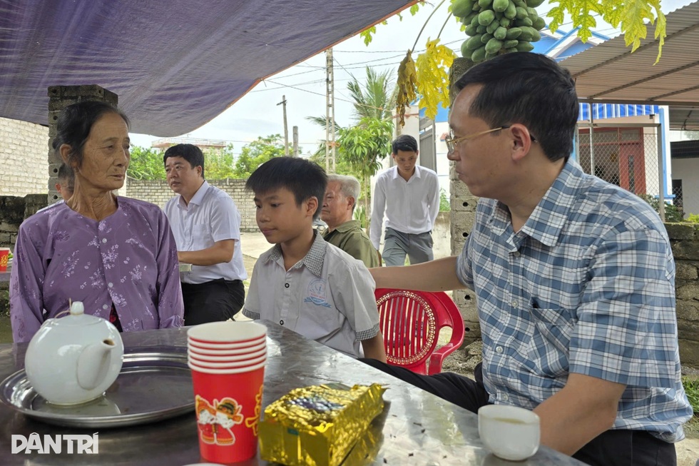 Bạn đọc Dân trí thắp sáng hy vọng của cậu bé mồ côi và bà ngoại bệnh nặng - 1 Bạn đọc Dân trí thắp sáng hy vọng của cậu bé mồ côi và bà ngoại bệnh nặng - 1