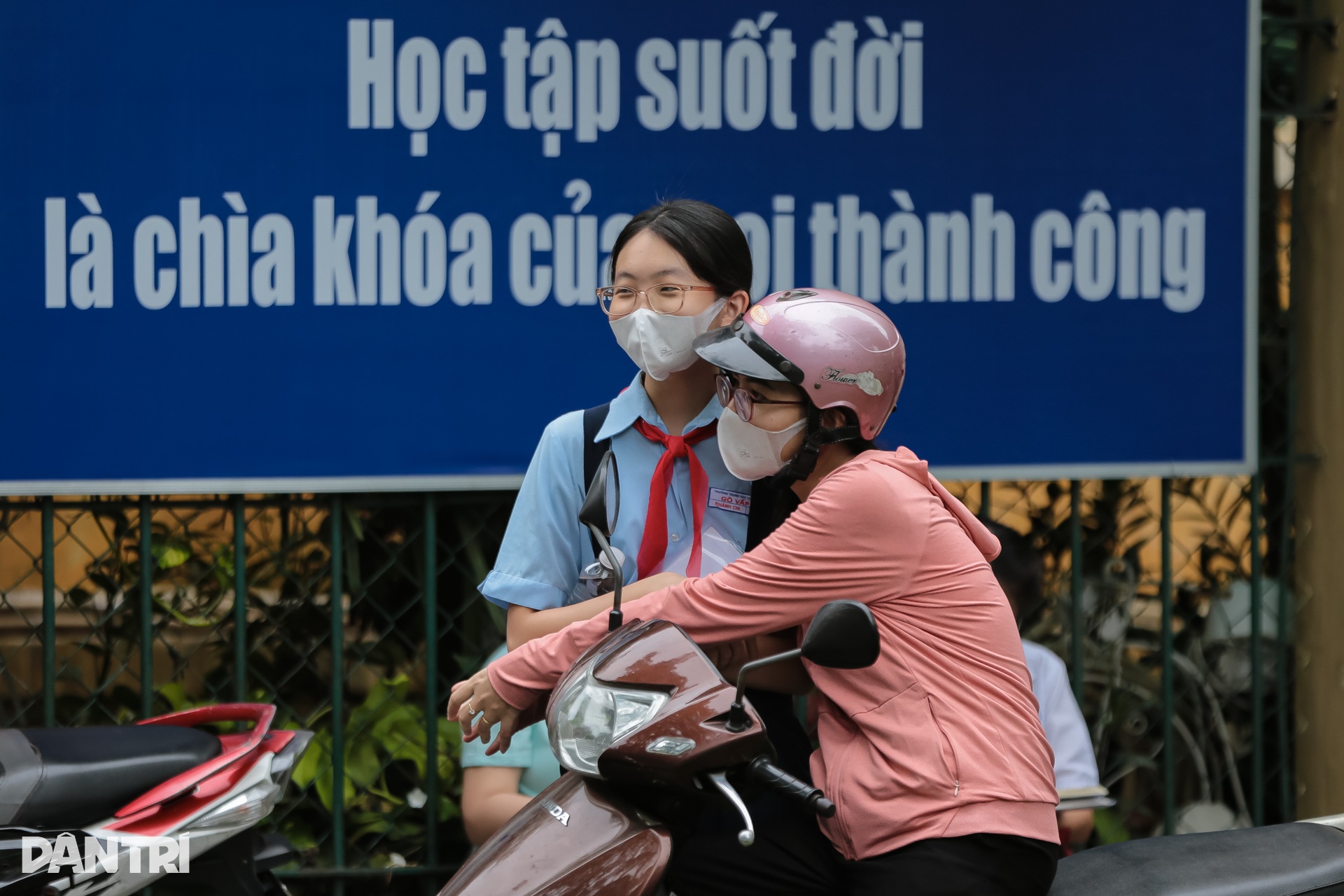Muôn vàn cảm xúc của phụ huynh học sinh tại kỳ thi lớp 10 ở TPHCM - 14 Muôn vàn cảm xúc của phụ huynh học sinh tại kỳ thi lớp 10 ở TPHCM - 14