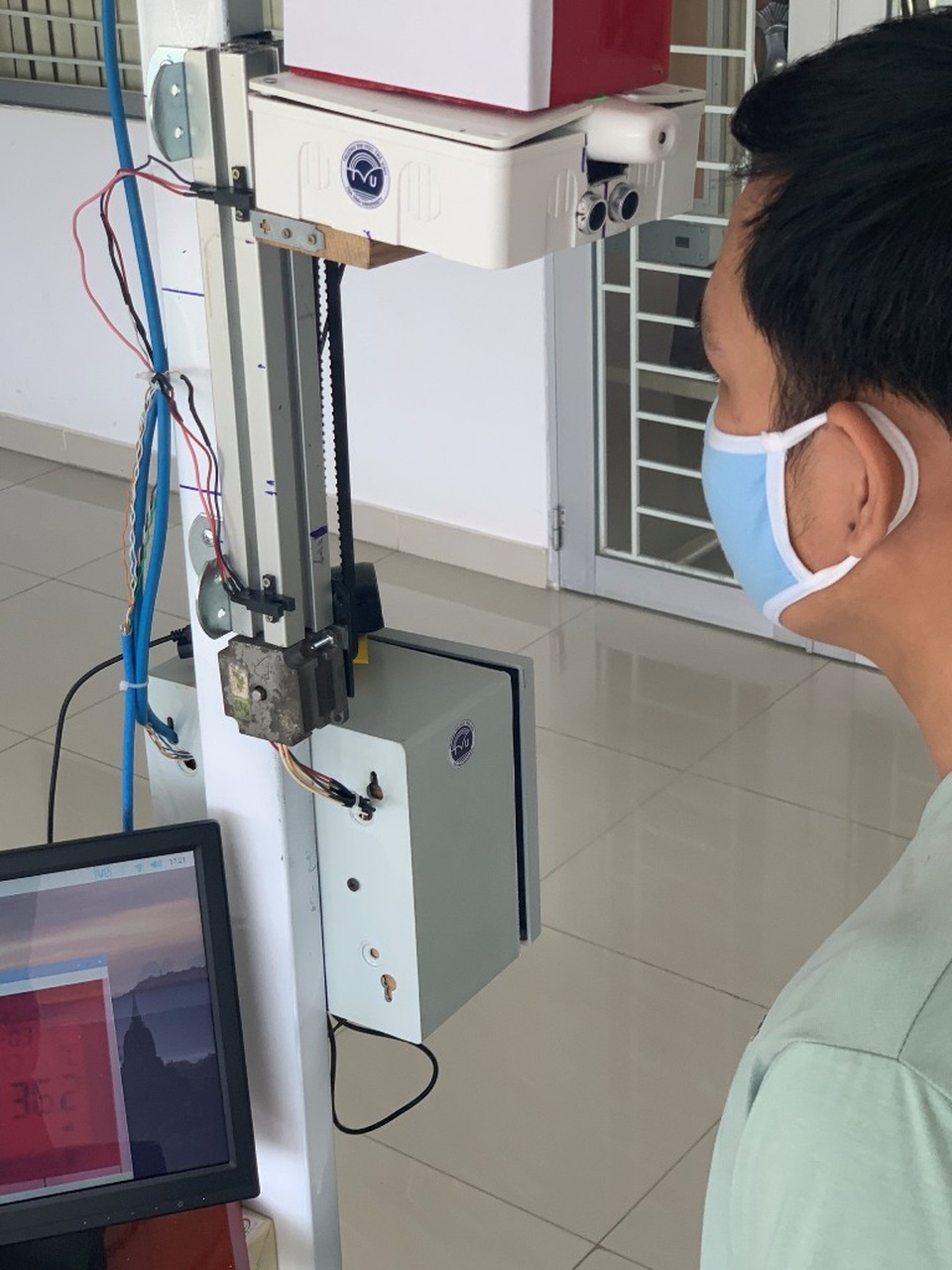Trường ĐH Trà Vinh chế tạo thiết bị đo thân nhiệt tự động từ xa - 2 Trường ĐH Trà Vinh chế tạo thiết bị đo thân nhiệt tự động từ xa - 2