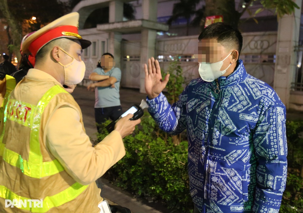 Đưa vợ đi liên hoan 8/3 về dính cồn, nam tài xế đổi lái cho vợ - 1 Đưa vợ đi liên hoan 8/3 về dính cồn, nam tài xế đổi lái cho vợ - 1