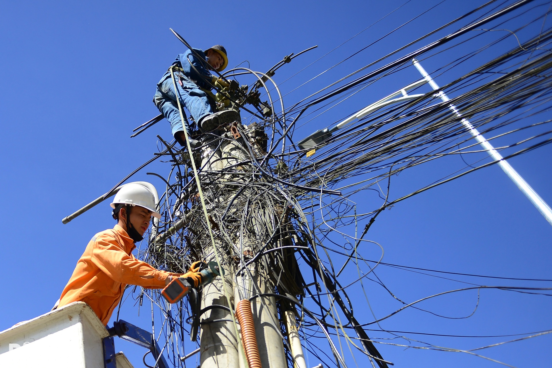 Nhổ loạt trụ điện bị bỏ quên ở tuyến đường đẹp bậc nhất trung tâm Đà Lạt - 6 Nhổ loạt trụ điện bị bỏ quên ở tuyến đường đẹp bậc nhất trung tâm Đà Lạt - 6
