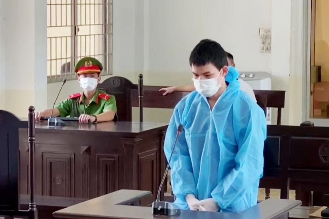Bị cáo 17 tuổi giết người, cướp tài sản, giấu xác… lãnh 18 năm tù - 1 Bị cáo 17 tuổi giết người, cướp tài sản, giấu xác… lãnh 18 năm tù - 1