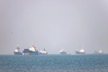 Iran bày trận tàu ngầm mini dưới đáy biển Hormuz