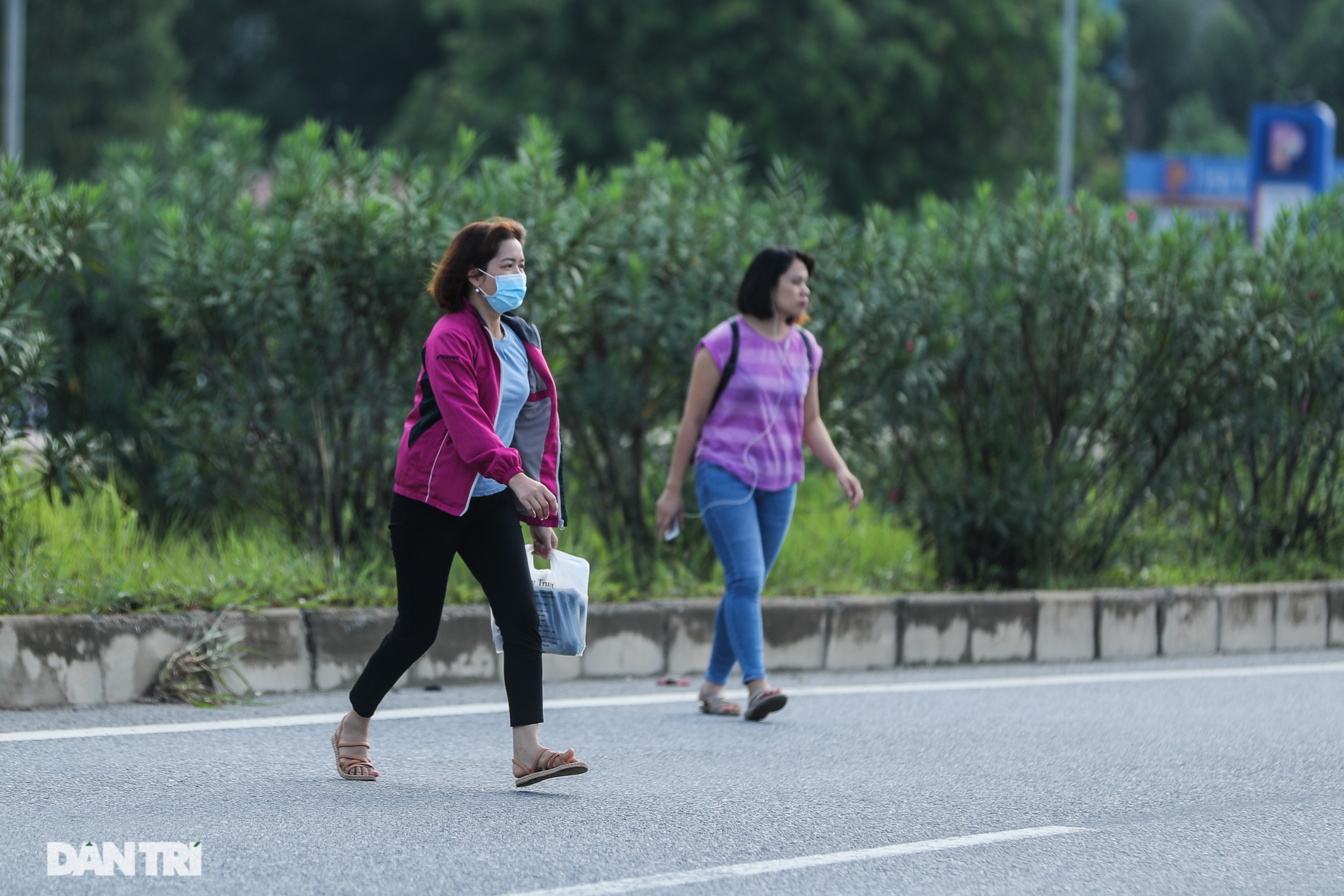 Hàng trăm công nhân ùn ùn băng ngang cao tốc Hà Nội - Bắc Giang - 4 Hàng trăm công nhân ùn ùn băng ngang cao tốc Hà Nội - Bắc Giang - 4
