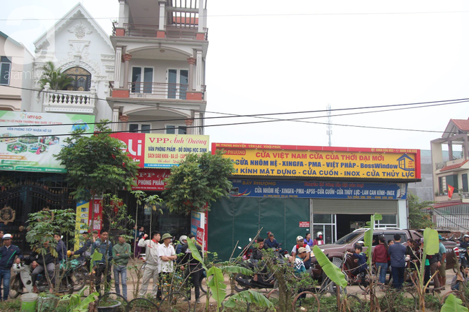 Hiện trường ngổn ngang vụ xe khách đâm đoàn người đưa tang khiến 7 người chết, 3 người bị thương nặng - Ảnh 9. Hiện trường ngổn ngang vụ xe khách đâm đoàn người đưa tang khiến 7 người chết, 3 người bị thương nặng - Ảnh 9.