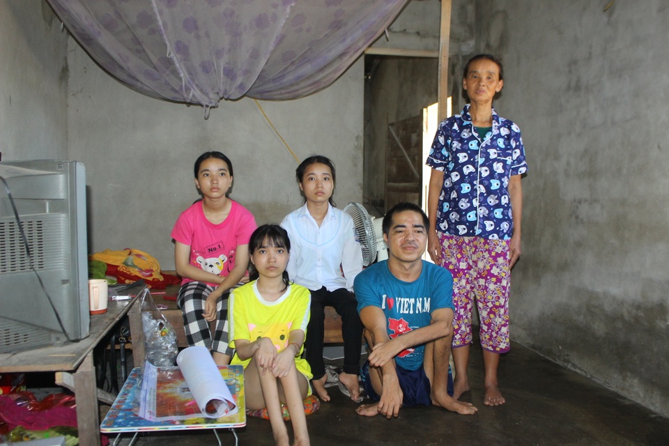 Nghị lực của cô học trò đến trường trên tay mẹ - 4 Nghị lực của cô học trò đến trường trên tay mẹ - 4