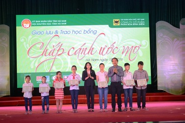 Phó Chủ tịch nước trao học bổng Chắp cánh ước mơ đến HS, SV Hà Nam