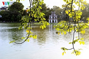 Hồ Gươm quyến rũ khi vào thu