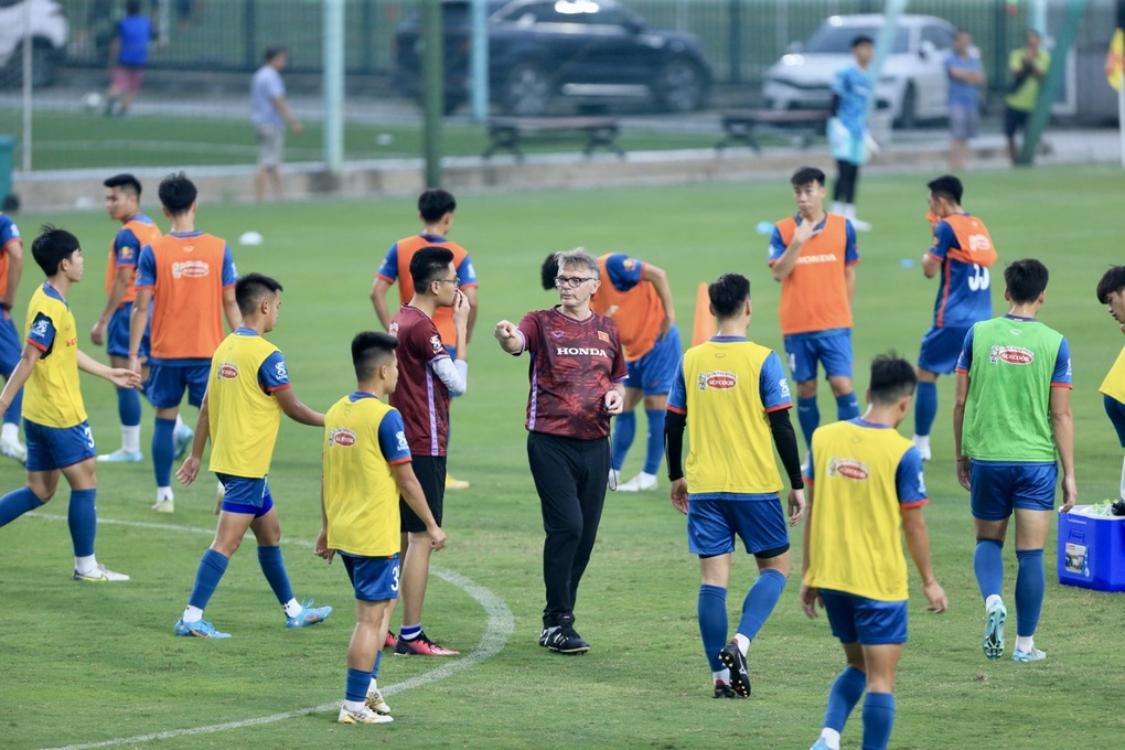 HLV Philippe Troussier yêu cầu đặc biệt với U23 và đội tuyển Việt Nam - 1 HLV Philippe Troussier yêu cầu đặc biệt với U23 và đội tuyển Việt Nam - 1
