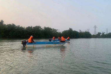 Hàng chục người xuyên đêm tìm kiếm hai học sinh mất tích