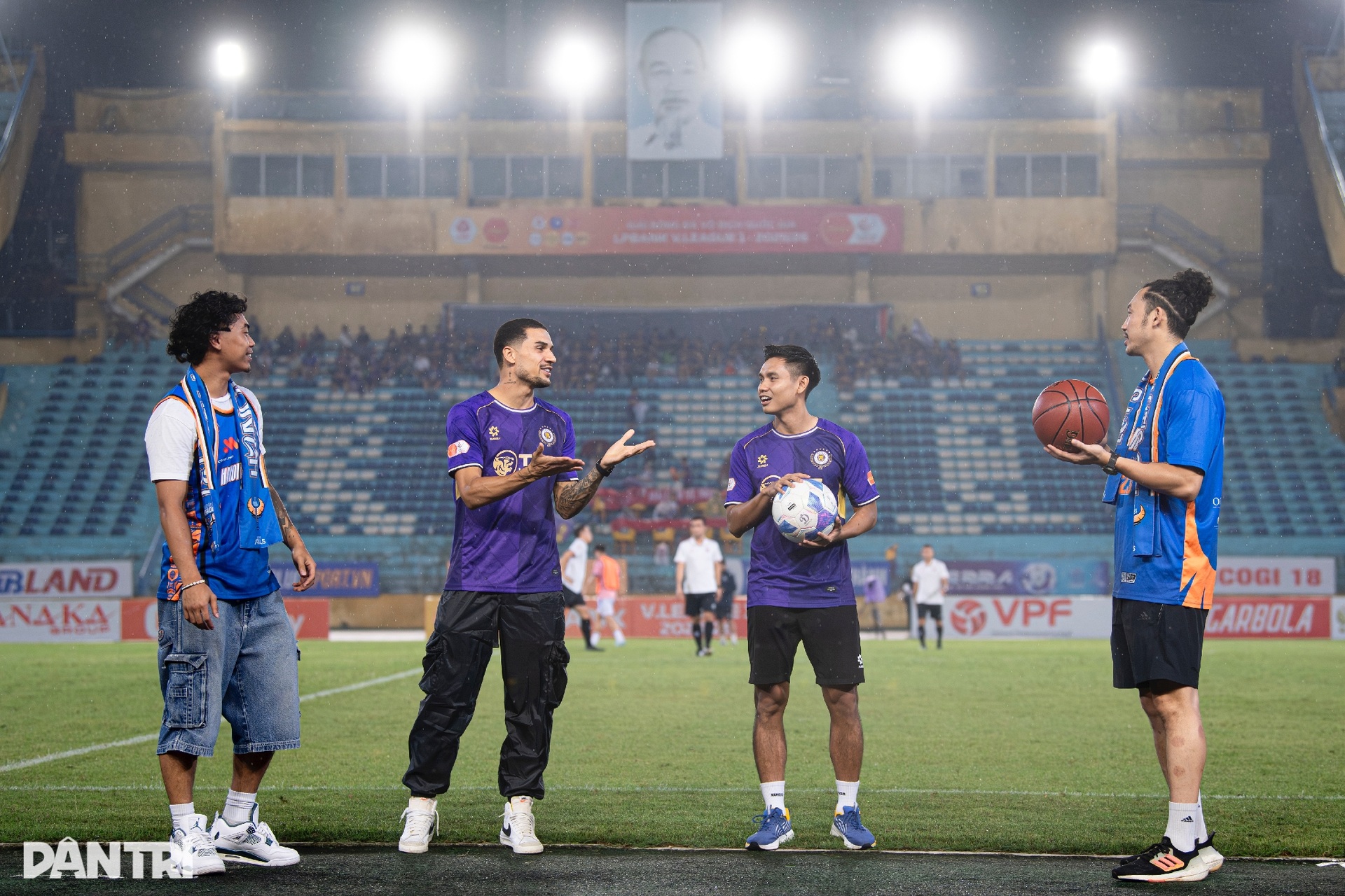 Màn giao lưu bóng đá - bóng rổ độc đáo giữa Hà Nội FC và Hanoi Buffaloes - 1 Màn giao lưu bóng đá - bóng rổ độc đáo giữa Hà Nội FC và Hanoi Buffaloes - 1