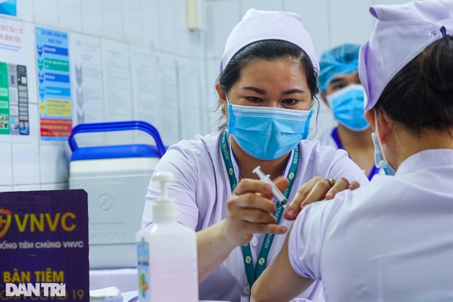Giấc mơ đẹp của nữ bác sĩ được tiêm vắc xin ngừa Covid-19 đầu tiên - 12 Giấc mơ đẹp của nữ bác sĩ được tiêm vắc xin ngừa Covid-19 đầu tiên - 12