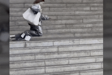 Tranh cãi việc người mẫu phải ngã lộn nhào để quảng cáo thời trang