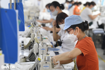 Vốn ngoại mua cổ phần tăng, nên mừng hay lo?