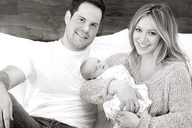 Hilary Duff cho con bú