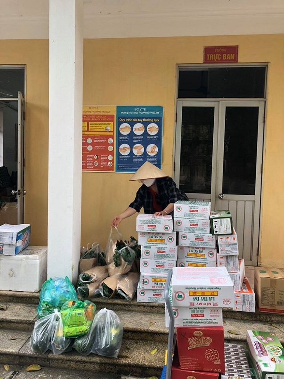 Người mẹ tiếp tế cho bộ đội, quyết không gửi quà cho con trai đang cách ly - 1 Người mẹ tiếp tế cho bộ đội, quyết không gửi quà cho con trai đang cách ly - 1