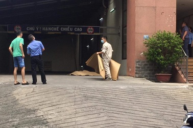 Hà Nội: Người đàn ông rơi từ tầng 19 tòa chung cư xuống đất