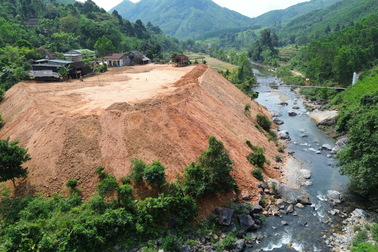 Bãi đất thải khổng lồ đe dọa vùi lấp suối Nước Lô