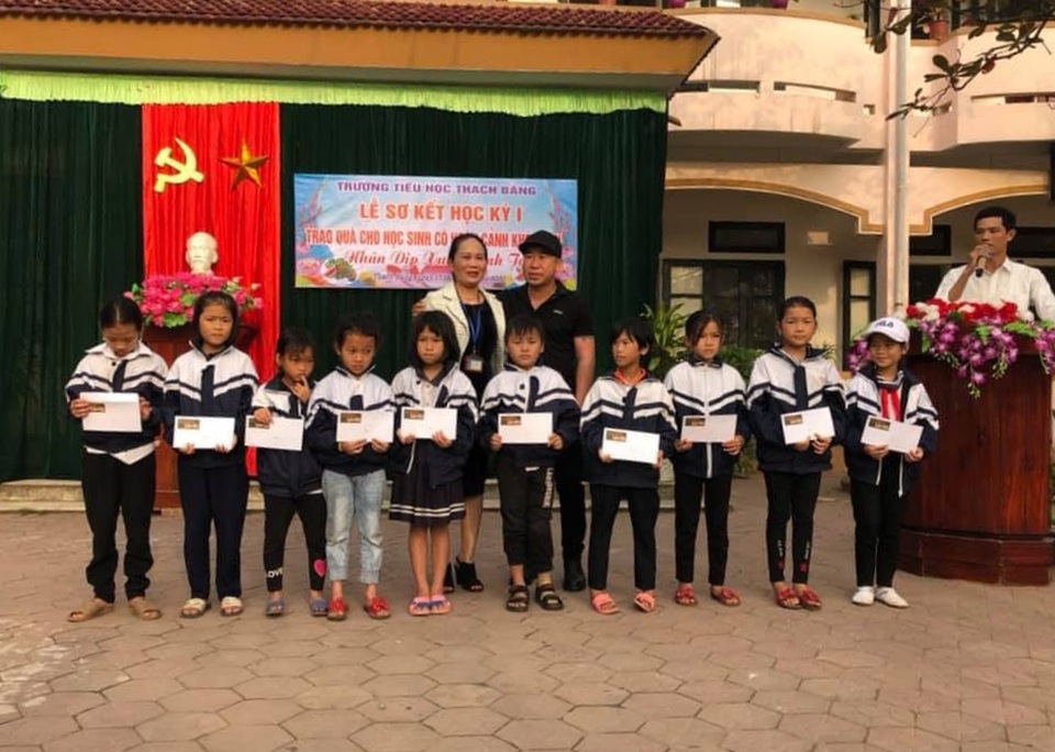Chủ nhà hàng gom vỏ lon gây quỹ gần trăm triệu đồng/năm tặng học sinh nghèo - 2 Chủ nhà hàng gom vỏ lon gây quỹ gần trăm triệu đồng/năm tặng học sinh nghèo - 2