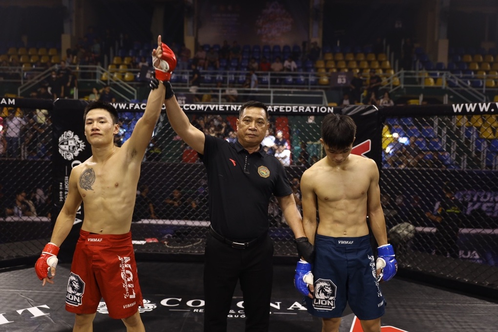 Võ sĩ 20 tuổi ngược dòng thắng ấn tượng tại giải MMA Championship - 2 Võ sĩ 20 tuổi ngược dòng thắng ấn tượng tại giải MMA Championship - 2